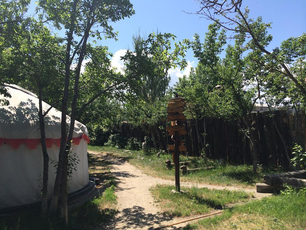 Arista Yurt Camp Hotel Karakol Bilik gambar