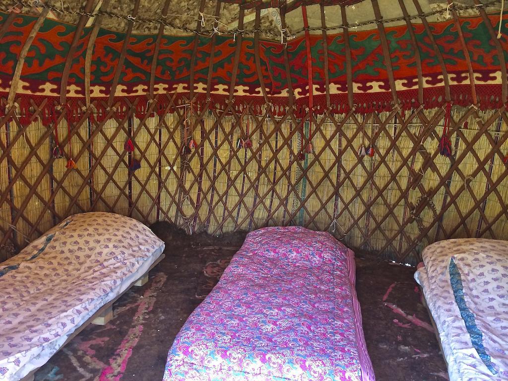 Arista Yurt Camp Hotel Karakol Bilik gambar