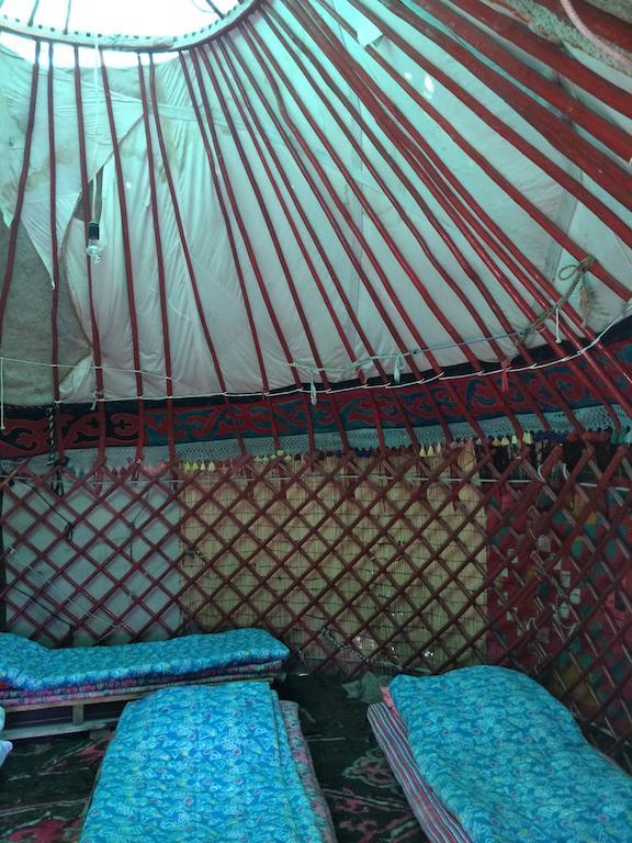 Arista Yurt Camp Hotel Karakol Bilik gambar